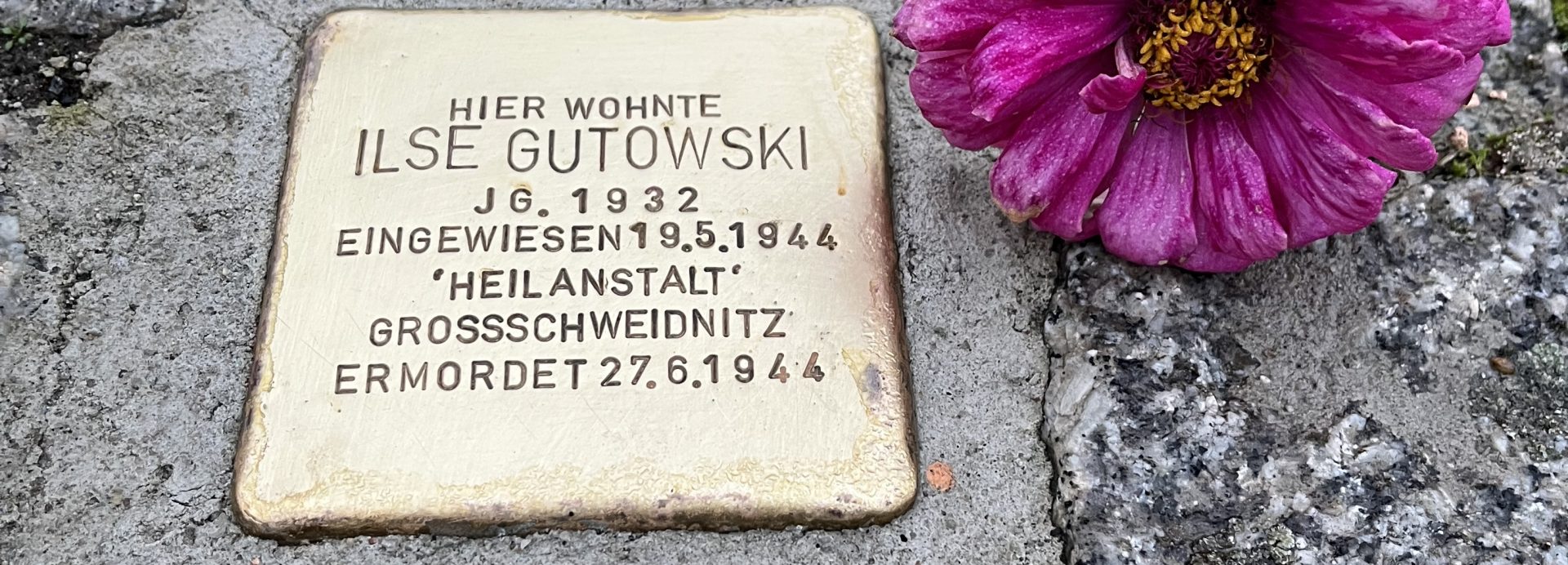 Gemeinsam Erinnern – Erste Putzaktion des Stolpersteins in Brandis