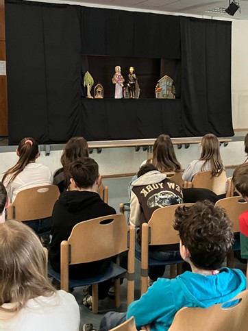 Marionettentheater zur Sage von Dr. Faust begeisterte die sechsten Klassen